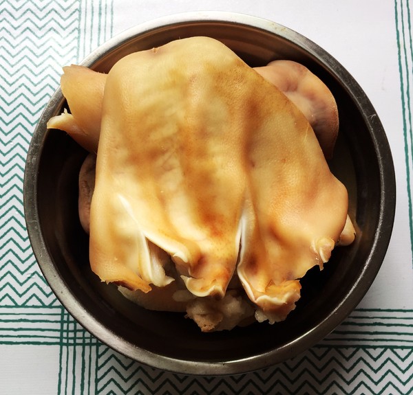 香鹵豬耳的做法-醬香味鹵菜譜-易網(wǎng)健康養(yǎng)生網(wǎng) 香鹵豬耳的做法-醬香味鹵菜譜