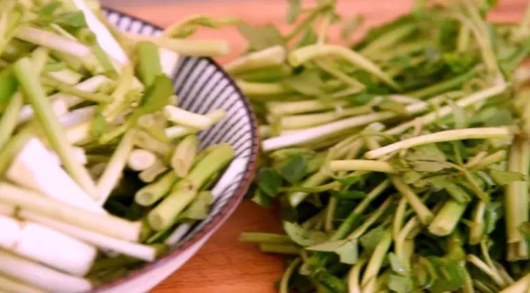 水芹炒香干的做法-家常味炒菜譜