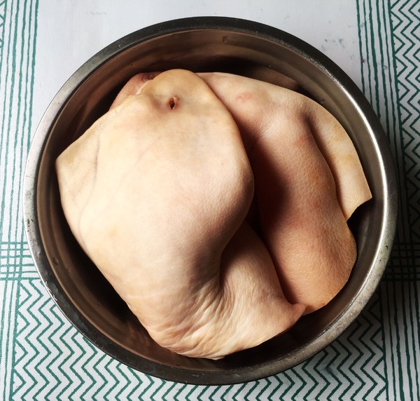 香鹵豬耳的做法-醬香味鹵菜譜-易網(wǎng)<a href=http://www.jsjjzhkt.cn/ target=_blank class=infotextkey>健康養(yǎng)生</a>網(wǎng) 香鹵豬耳的做法-醬香味鹵菜譜