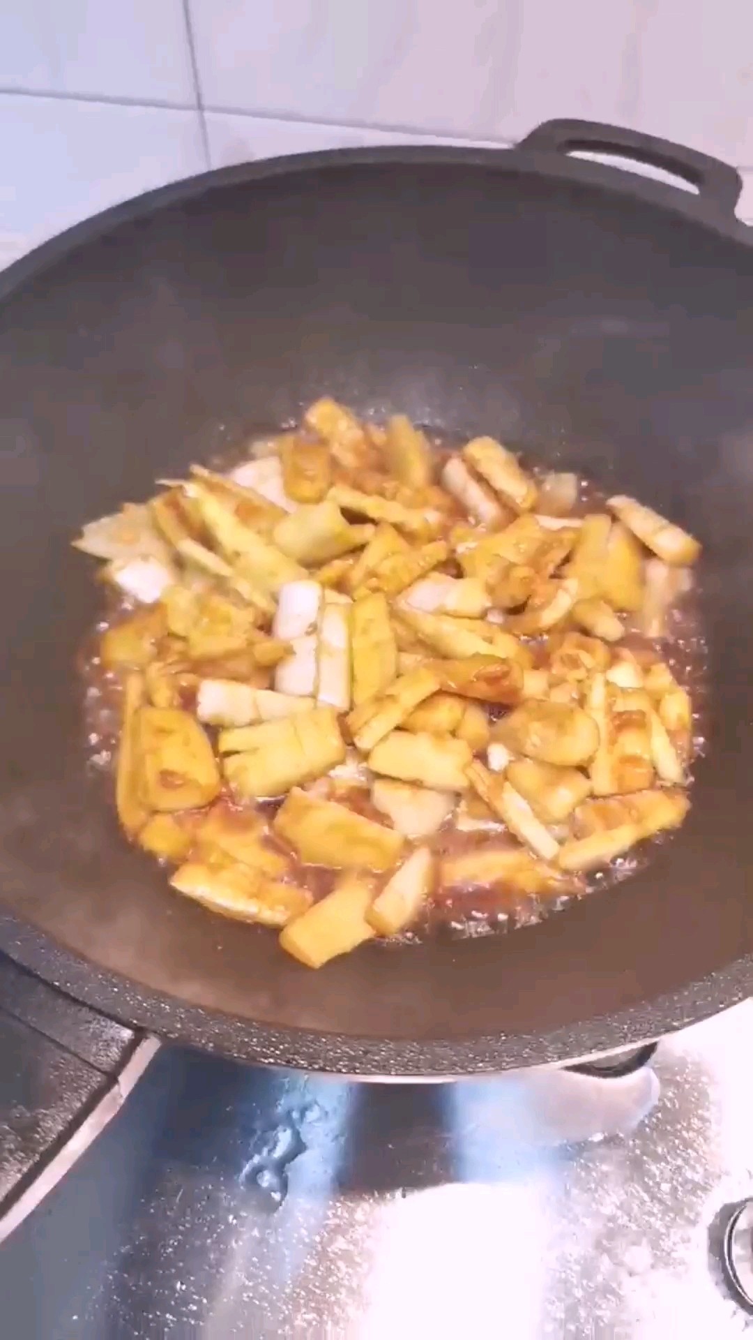 油燜春筍的做法-家常味炒菜譜-易網(wǎng)健康養(yǎng)生網(wǎng) 油燜春筍的做法-家常味炒菜譜