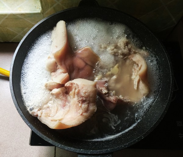 香鹵豬耳的做法-醬香味鹵菜譜-易網(wǎng)健康養(yǎng)生網(wǎng) 香鹵豬耳的做法-醬香味鹵菜譜