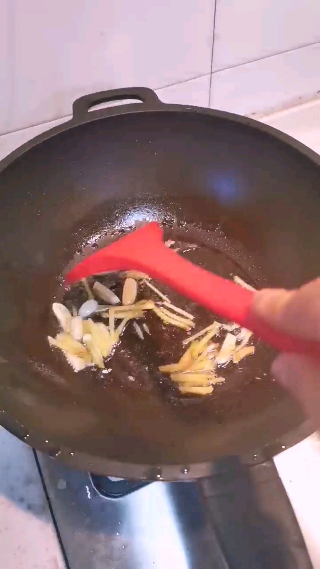 春筍燉黃魚的做法-家常味煮菜譜