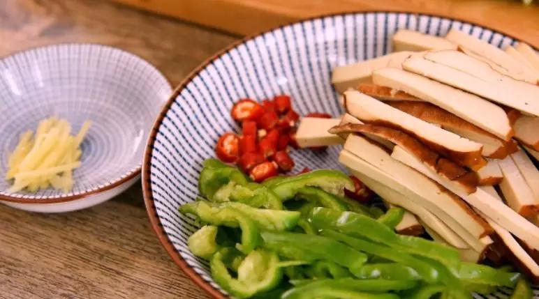 水芹炒香干的做法-家常味炒菜譜