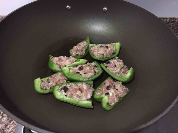 青椒釀肉的做法-咸鮮味煎菜譜-易網(wǎng)健康養(yǎng)生網(wǎng) 青椒釀肉的做法-咸鮮味煎菜譜