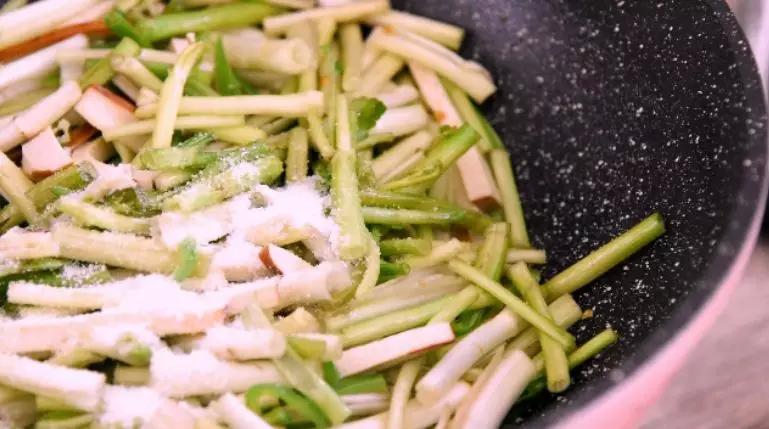 水芹炒香干的做法-家常味炒菜譜