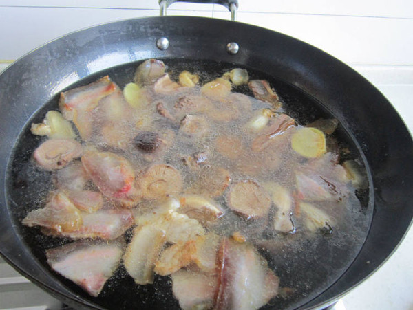 香菇燉臘肉的做法-家常味燉菜譜-易網健康養生網 香菇燉臘肉的做法-家常味燉菜譜