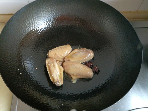 紅蘑雞翅燉寬粉的做法-家常味燉菜譜-易網(wǎng)健康養(yǎng)生網(wǎng) 紅蘑雞翅燉寬粉的做法-家常味燉菜譜