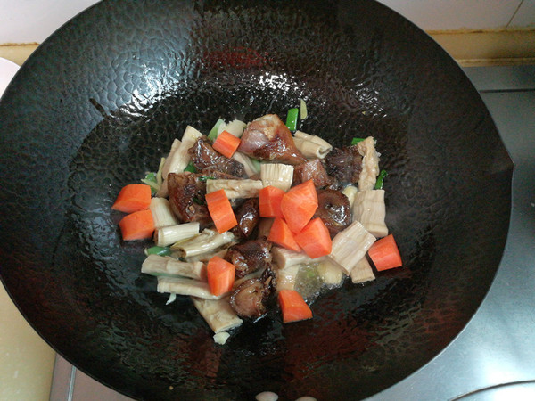 醬鴨燉筍干的做法-家常味燉菜譜