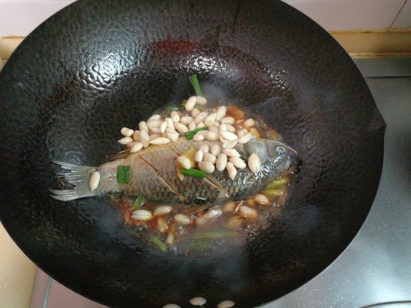 鯽魚花生仁燉烤麩的做法-家常味燉菜譜-易網(wǎng)健康養(yǎng)生網(wǎng) 鯽魚花生仁燉烤麩的做法-家常味燉菜譜