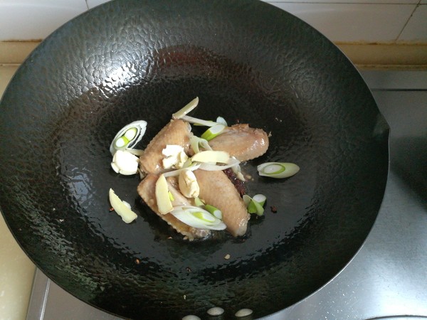 紅蘑雞翅燉寬粉的做法-家常味燉菜譜-易網(wǎng)健康養(yǎng)生網(wǎng) 紅蘑雞翅燉寬粉的做法-家常味燉菜譜