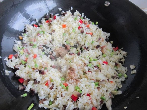 泡菜臘肉蛋炒飯的做法-咸鮮味炒菜譜-易網健康養生網 泡菜臘肉蛋炒飯的做法-咸鮮味炒菜譜