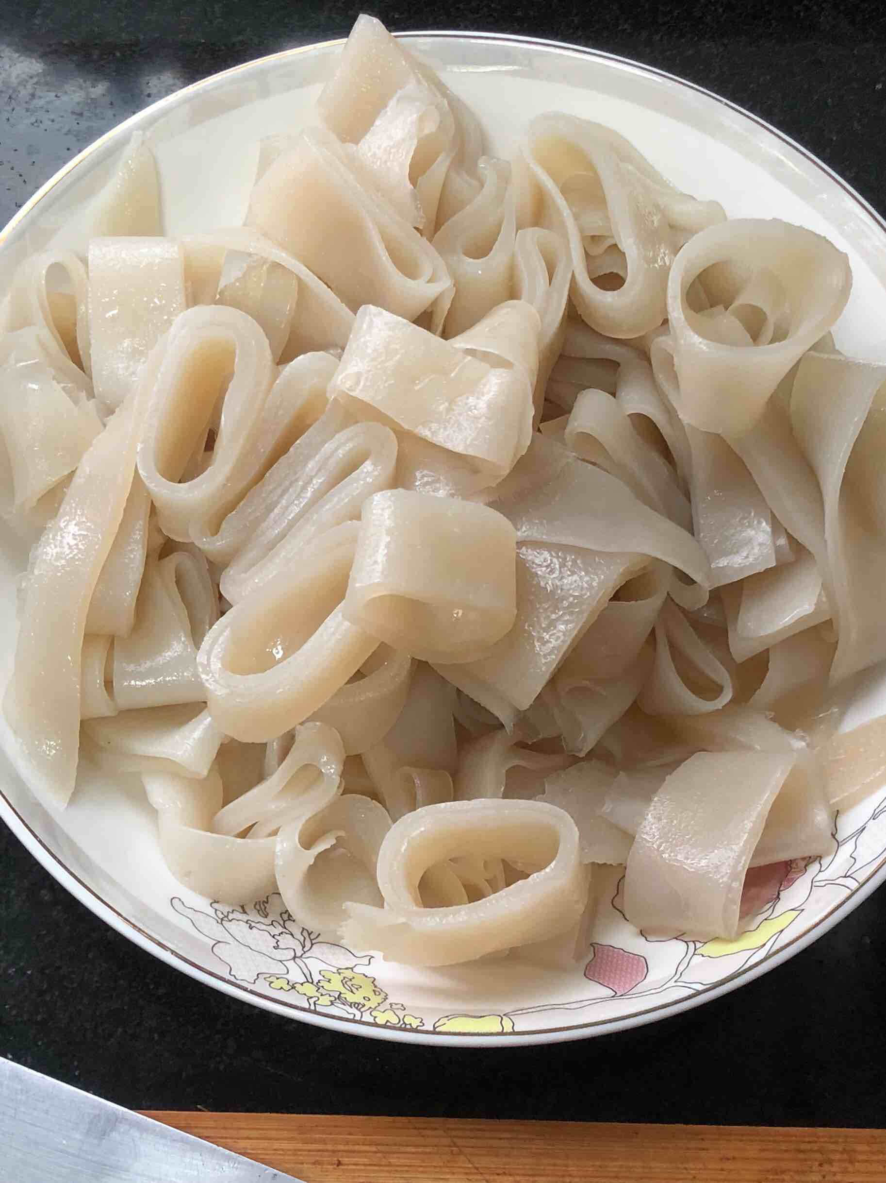 簡單易做滴涼皮的做法-酸辣味蒸菜譜