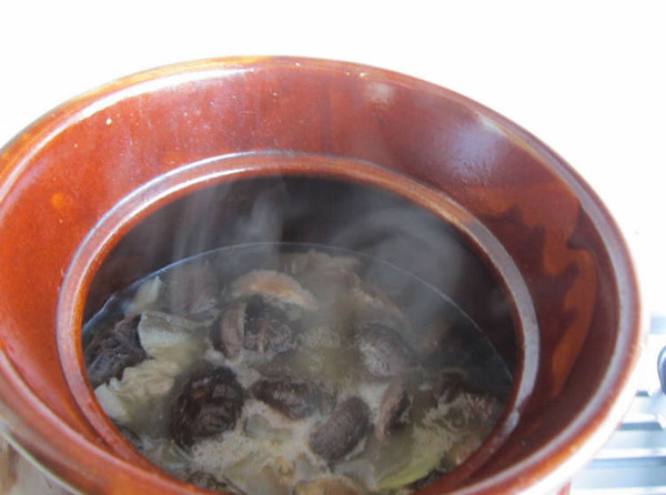 香菇燉臘肉的做法-家常味燉菜譜-易網健康養生網 香菇燉臘肉的做法-家常味燉菜譜