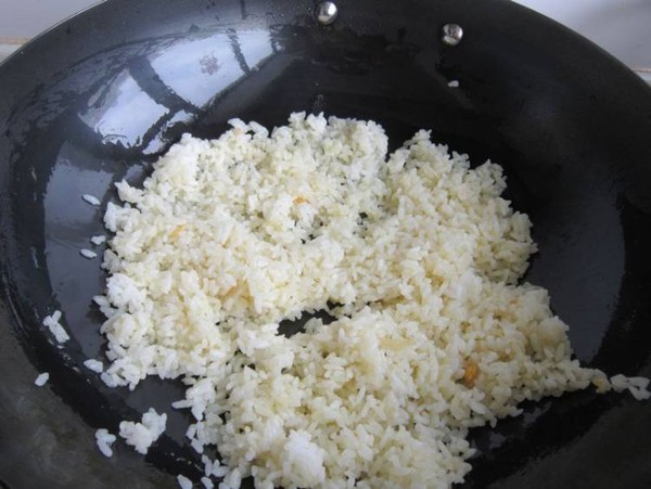 泡菜臘肉蛋炒飯的做法-咸鮮味炒菜譜-易網健康養生網 泡菜臘肉蛋炒飯的做法-咸鮮味炒菜譜