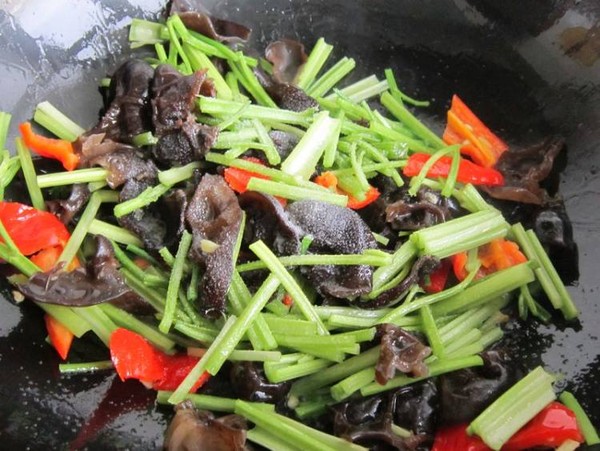 毛芹木耳炒雞蛋的做法-家常味炒菜譜-易網(wǎng)健康養(yǎng)生網(wǎng) 毛芹木耳炒雞蛋的做法-家常味炒菜譜