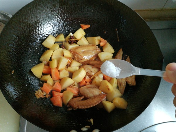 雞翅燉土豆的做法-家常味燉菜譜
