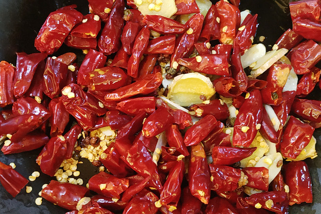 辣子雞丁的做法-麻辣味炒菜譜-易網健康養生網 辣子雞丁的做法-麻辣味炒菜譜