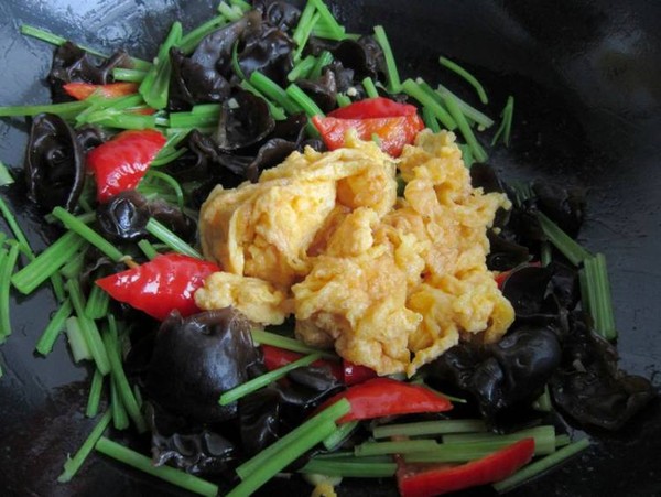 毛芹木耳炒雞蛋的做法-家常味炒菜譜-易網(wǎng)健康養(yǎng)生網(wǎng) 毛芹木耳炒雞蛋的做法-家常味炒菜譜
