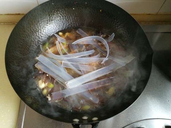 紅蘑雞翅燉寬粉的做法-家常味燉菜譜-易網(wǎng)健康養(yǎng)生網(wǎng) 紅蘑雞翅燉寬粉的做法-家常味燉菜譜