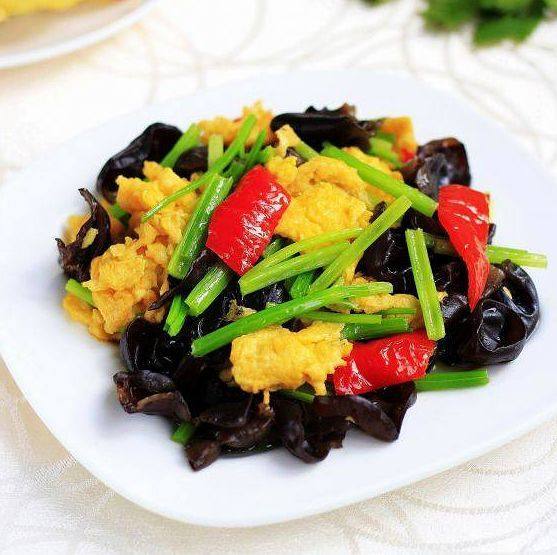 毛芹木耳炒雞蛋的做法-家常味炒菜譜-易網(wǎng)健康養(yǎng)生網(wǎng) 毛芹木耳炒雞蛋的做法-家常味炒菜譜