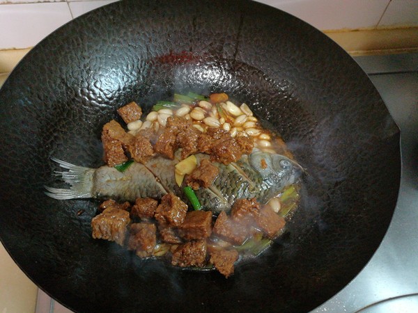 鯽魚花生仁燉烤麩的做法-家常味燉菜譜-易網(wǎng)健康養(yǎng)生網(wǎng) 鯽魚花生仁燉烤麩的做法-家常味燉菜譜