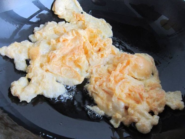 毛芹木耳炒雞蛋的做法-家常味炒菜譜-易網(wǎng)健康養(yǎng)生網(wǎng) 毛芹木耳炒雞蛋的做法-家常味炒菜譜