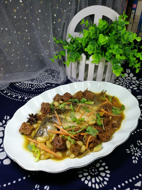 鯽魚花生仁燉烤麩的做法-家常味燉菜譜-易網(wǎng)健康養(yǎng)生網(wǎng) 鯽魚花生仁燉烤麩的做法-家常味燉菜譜