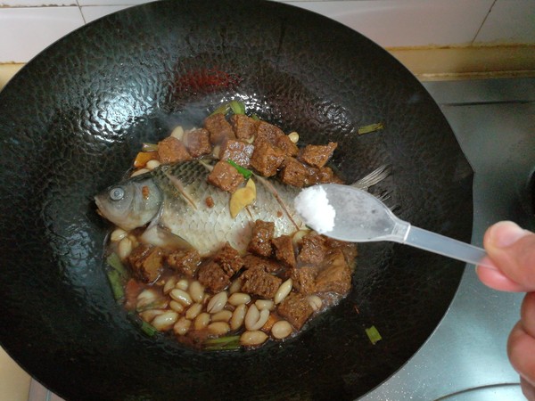 鯽魚花生仁燉烤麩的做法-家常味燉菜譜-易網(wǎng)健康養(yǎng)生網(wǎng) 鯽魚花生仁燉烤麩的做法-家常味燉菜譜