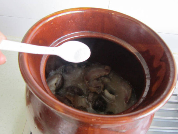 香菇燉臘肉的做法-家常味燉菜譜-易網健康養生網 香菇燉臘肉的做法-家常味燉菜譜