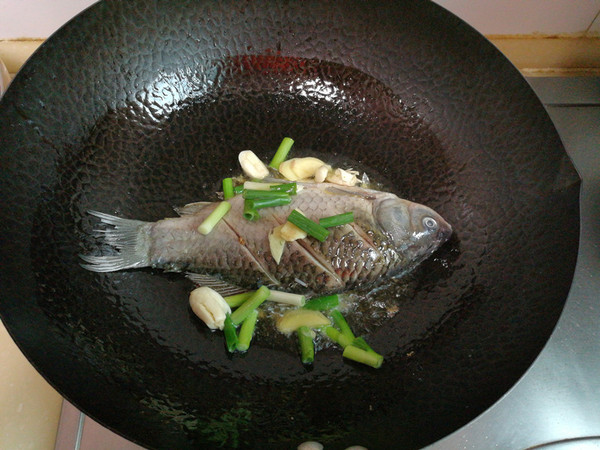 鯽魚花生仁燉烤麩的做法-家常味燉菜譜-易網(wǎng)健康養(yǎng)生網(wǎng) 鯽魚花生仁燉烤麩的做法-家常味燉菜譜