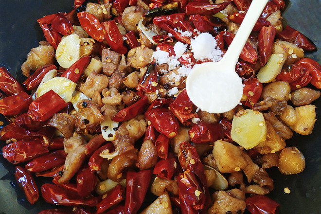 辣子雞丁的做法-麻辣味炒菜譜-易網健康養生網 辣子雞丁的做法-麻辣味炒菜譜