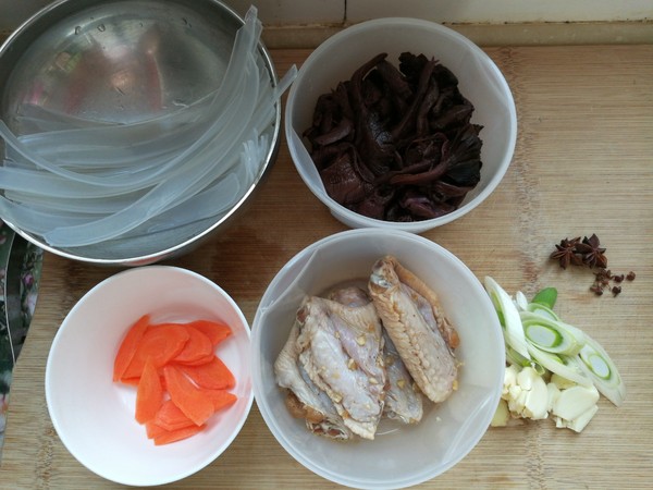 紅蘑雞翅燉寬粉的做法-家常味燉菜譜-易網(wǎng)<a href=http://www.jsjjzhkt.cn/ target=_blank class=infotextkey>健康養(yǎng)生</a>網(wǎng) 紅蘑雞翅燉寬粉的做法-家常味燉菜譜