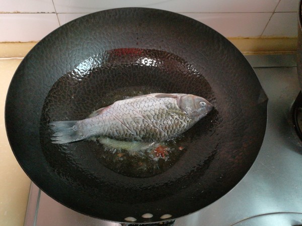 鯽魚花生仁燉烤麩的做法-家常味燉菜譜-易網(wǎng)健康養(yǎng)生網(wǎng) 鯽魚花生仁燉烤麩的做法-家常味燉菜譜