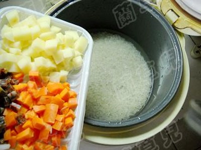 臘味地三鮮燜飯的做法-咸鮮味燜菜譜-易網(wǎng)健康養(yǎng)生網(wǎng) 臘味地三鮮燜飯的做法-咸鮮味燜菜譜