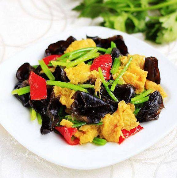 毛芹木耳炒雞蛋的做法-家常味炒菜譜-易網(wǎng)健康養(yǎng)生網(wǎng) 毛芹木耳炒雞蛋的做法-家常味炒菜譜