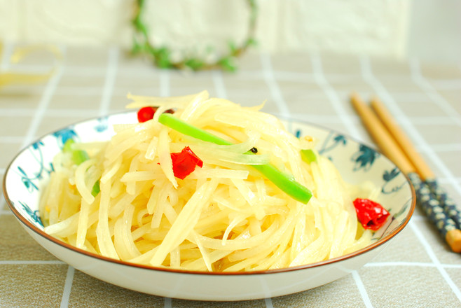 酸辣土豆絲的做法-家常味炒菜譜-易網健康養生網 酸辣土豆絲的做法-家常味炒菜譜