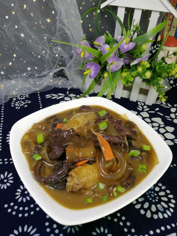 紅蘑雞翅燉寬粉的做法-家常味燉菜譜-易網(wǎng)健康養(yǎng)生網(wǎng) 紅蘑雞翅燉寬粉的做法-家常味燉菜譜