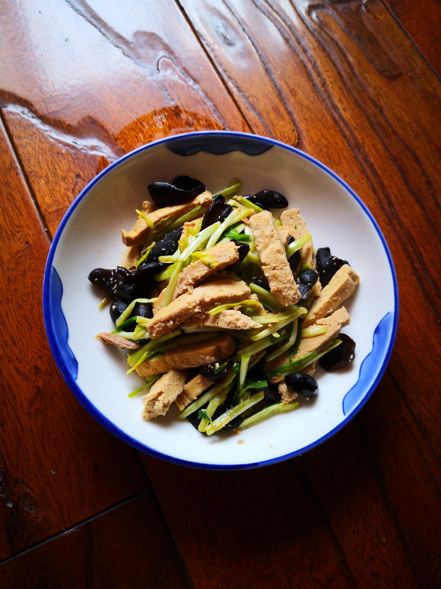 豆干炒木耳的做法-家常味炒菜譜-易網(wǎng)健康養(yǎng)生網(wǎng) 豆干炒木耳的做法-家常味炒菜譜