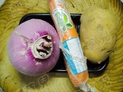 臘味地三鮮燜飯的做法-咸鮮味燜菜譜-易網(wǎng)<a href=http://www.jsjjzhkt.cn/ target=_blank class=infotextkey>健康養(yǎng)生</a>網(wǎng) 臘味地三鮮燜飯的做法-咸鮮味燜菜譜