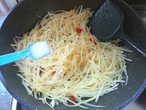 酸辣土豆絲的做法-家常味炒菜譜-易網健康養生網 酸辣土豆絲的做法-家常味炒菜譜