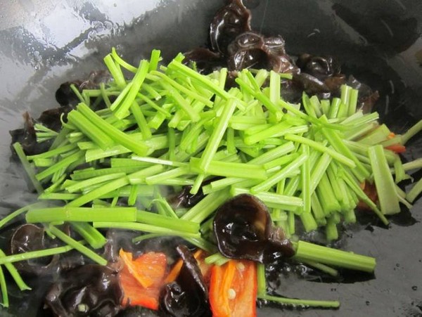 毛芹木耳炒雞蛋的做法-家常味炒菜譜-易網(wǎng)健康養(yǎng)生網(wǎng) 毛芹木耳炒雞蛋的做法-家常味炒菜譜