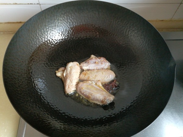 紅蘑雞翅燉寬粉的做法-家常味燉菜譜-易網(wǎng)健康養(yǎng)生網(wǎng) 紅蘑雞翅燉寬粉的做法-家常味燉菜譜