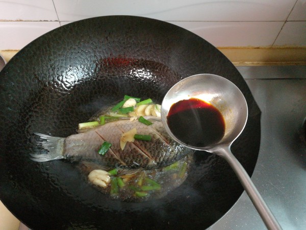 鯽魚花生仁燉烤麩的做法-家常味燉菜譜-易網(wǎng)健康養(yǎng)生網(wǎng) 鯽魚花生仁燉烤麩的做法-家常味燉菜譜