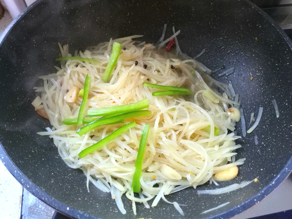 酸辣土豆絲的做法-家常味炒菜譜-易網健康養生網 酸辣土豆絲的做法-家常味炒菜譜