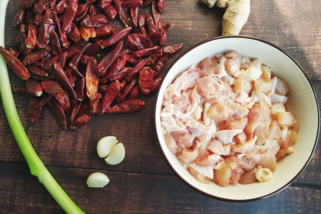 辣子雞丁的做法-麻辣味炒菜譜-易網<a href=http://www.jsjjzhkt.cn/ target=_blank class=infotextkey>健康養生</a>網 辣子雞丁的做法-麻辣味炒菜譜