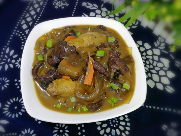 紅蘑雞翅燉寬粉的做法-家常味燉菜譜-易網(wǎng)健康養(yǎng)生網(wǎng) 紅蘑雞翅燉寬粉的做法-家常味燉菜譜