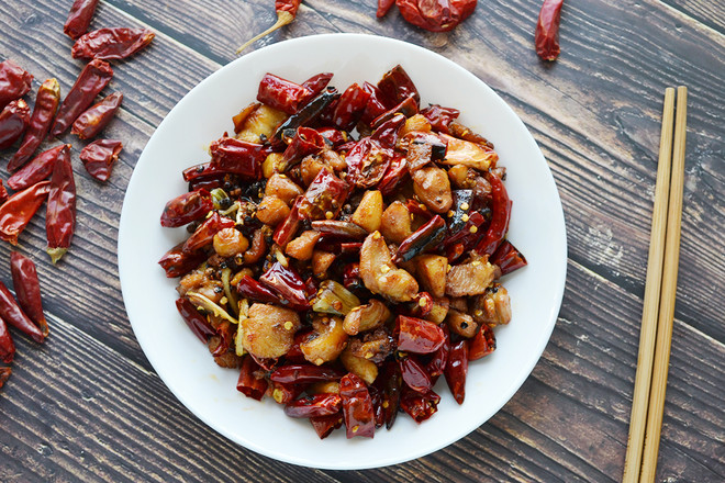 辣子雞丁的做法-麻辣味炒菜譜-易網健康養生網 辣子雞丁的做法-麻辣味炒菜譜