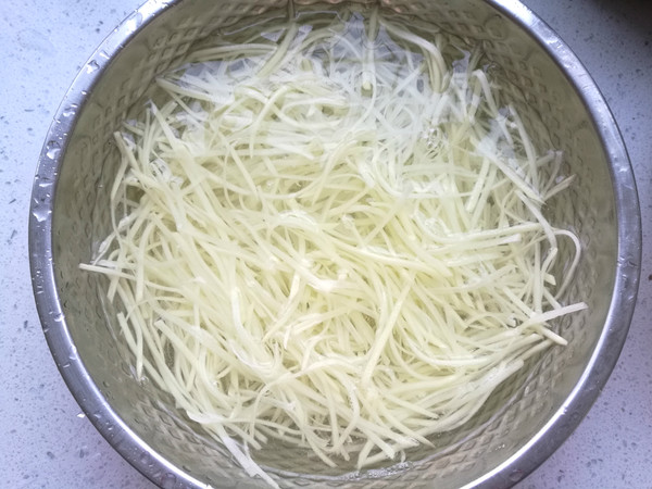 酸辣土豆絲的做法-家常味炒菜譜-易網健康養生網 酸辣土豆絲的做法-家常味炒菜譜