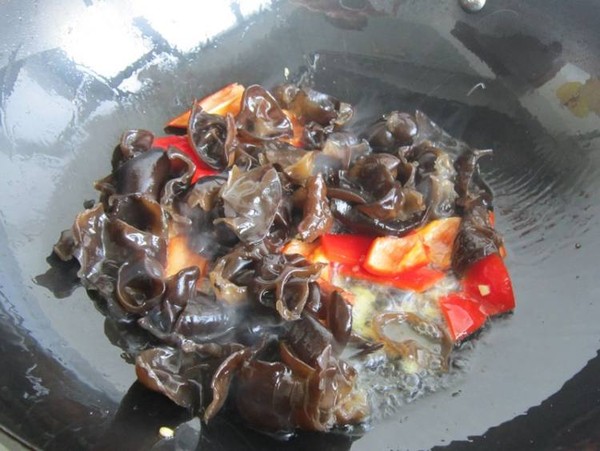 毛芹木耳炒雞蛋的做法-家常味炒菜譜-易網(wǎng)健康養(yǎng)生網(wǎng) 毛芹木耳炒雞蛋的做法-家常味炒菜譜