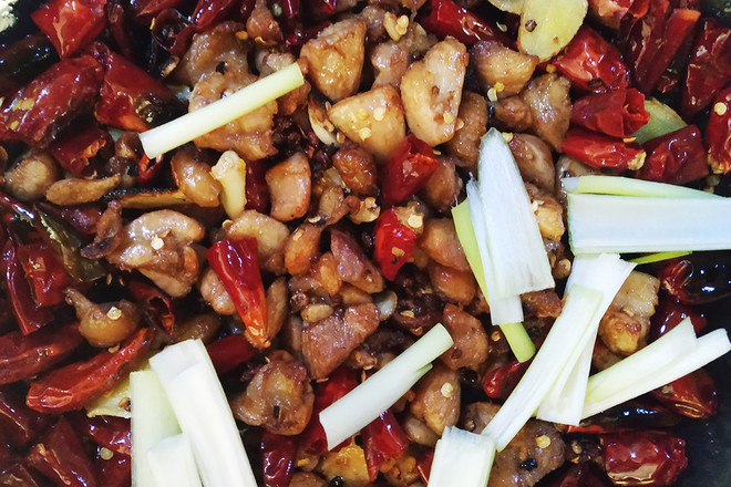 辣子雞丁的做法-麻辣味炒菜譜-易網健康養生網 辣子雞丁的做法-麻辣味炒菜譜